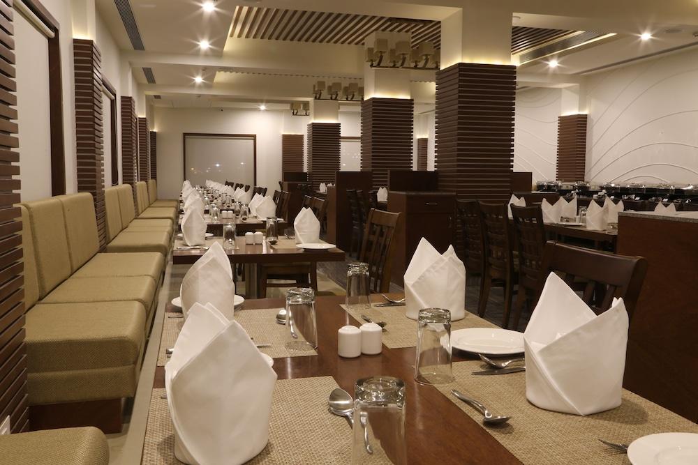The Fern Residency Mundra Hotel Buitenkant foto