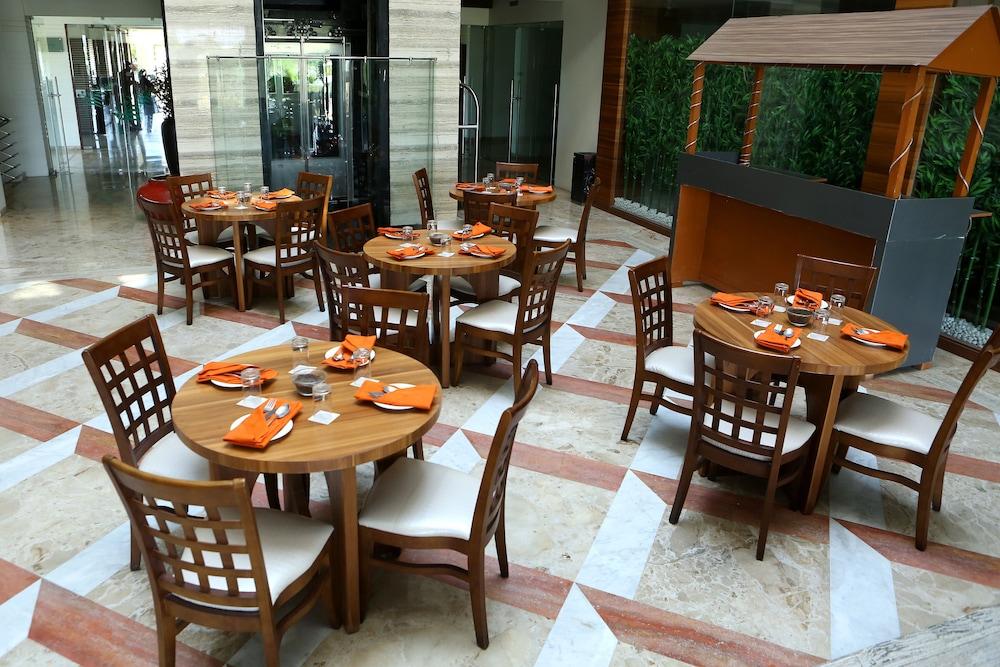 The Fern Residency Mundra Hotel Buitenkant foto